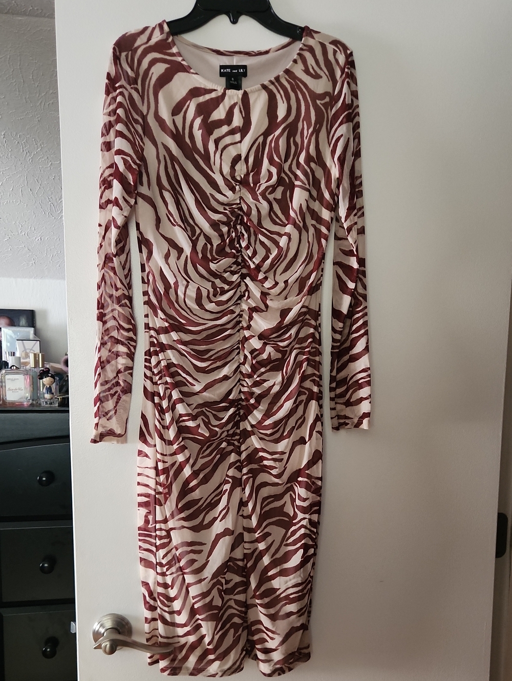 EUC Kate And Lily Cream and Burgundy Zebra Ruched Long-Sleeve Dress Size 6